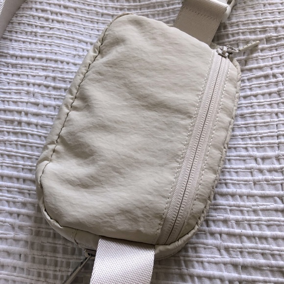 **SOLD** Lululemon Everywhere Belt Bag (White Opal) - Picture 3 of 9